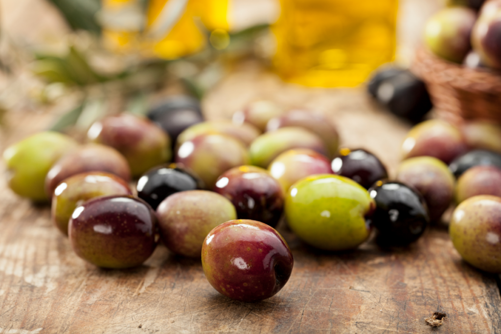 Nahaufnahme von bunten Oliven.