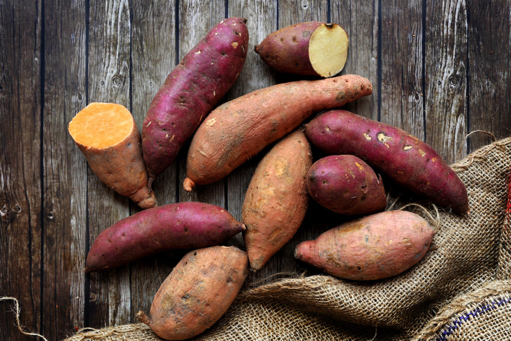 Verschiedene Arten von rohen Süßkartoffeln